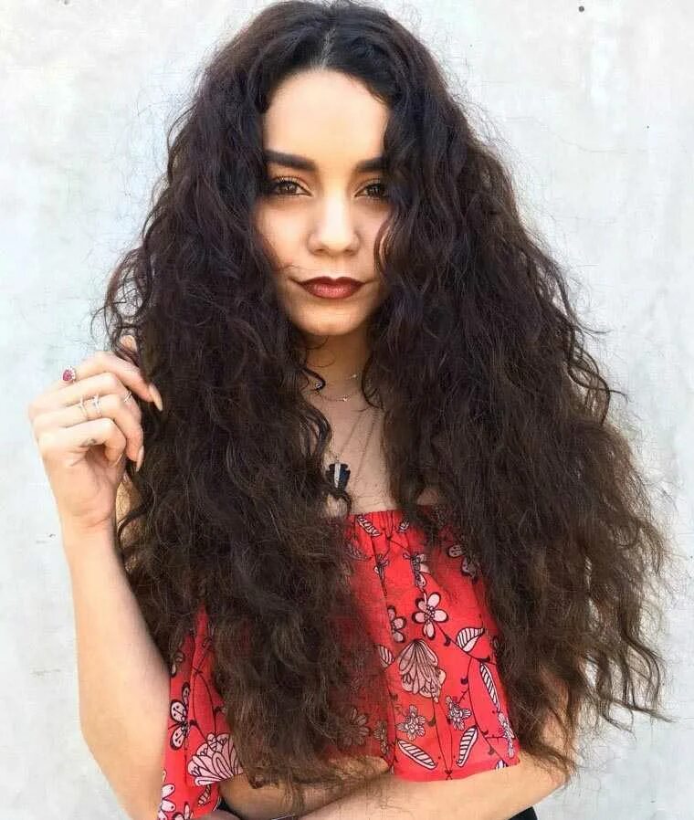 Сильные длинные волосы. Vanessa hudgens curly hair. Девушка с вьющимися волосами. Волнистые волосы у девушек.