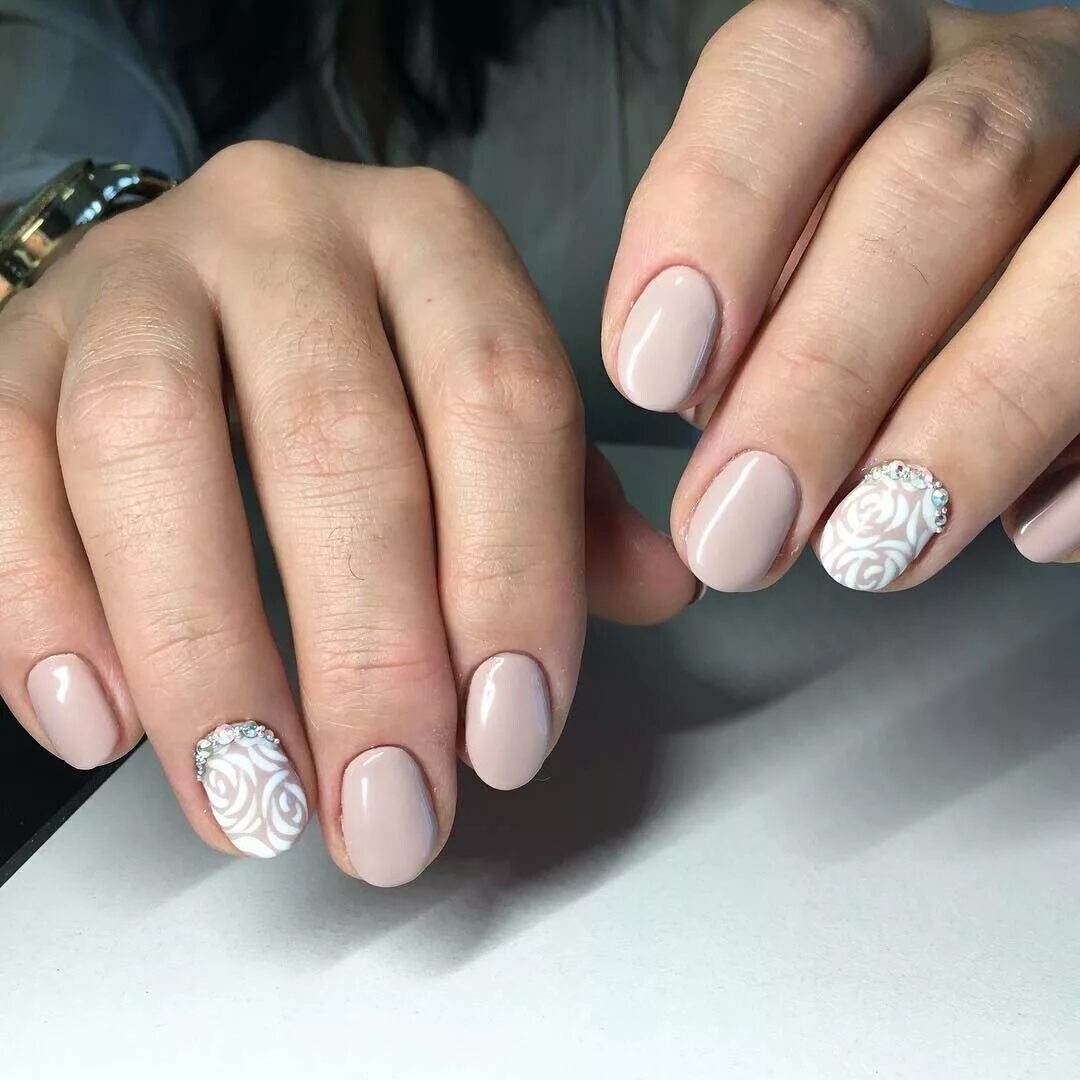 Ногти шеллак овальной. Маникюр на короткие овальные н. маникюр на короткие овальные ногти. маникюр на короткие овпльные рогтм. маникюр на короткие оваль ногти.