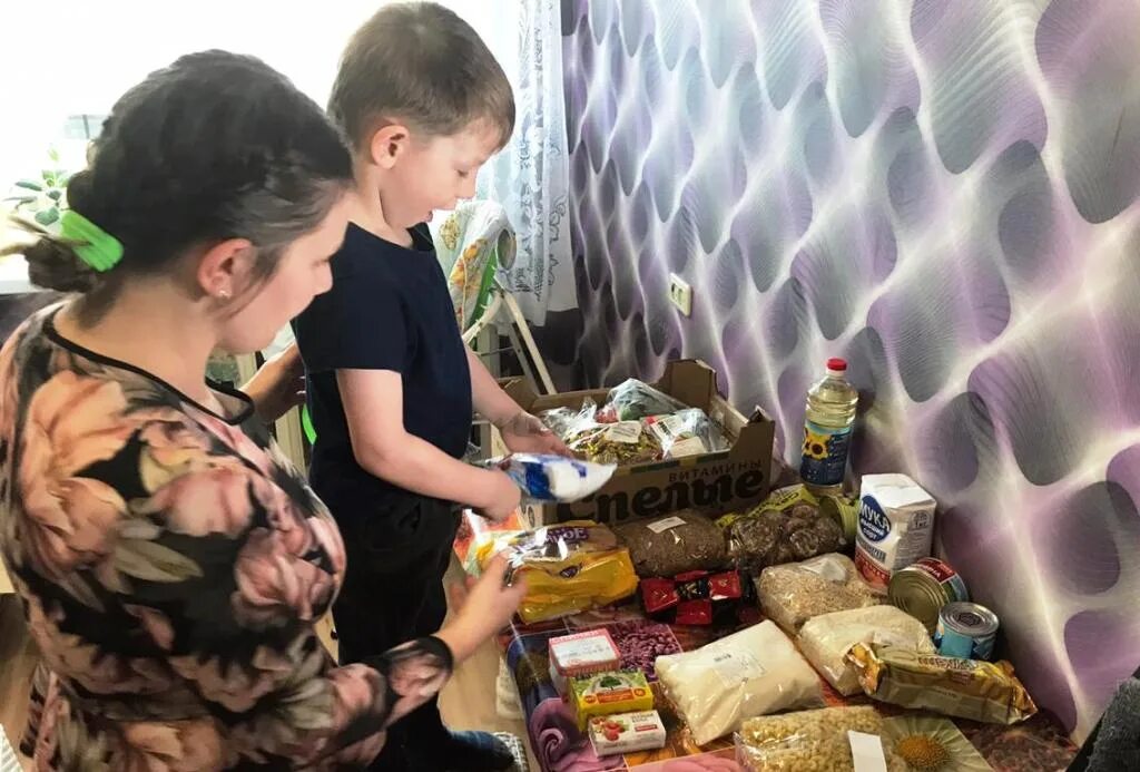 Подарки многодетным семьям. Продуктовые наборы волонтеры многодетной семье. социальный набор продуктов для многодетной семьи. многодетные семьи кирова. рмк многодетным.