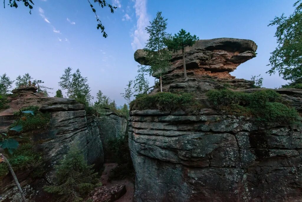 каменный город логотип. аергакеи каменный город. школа бизнеса каменный город. каменный город лого.