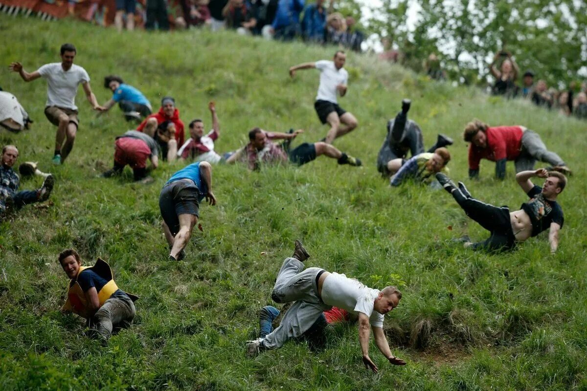Что значит rolling. Cooper&#039;s hill cheese rolling. куперсхилдская сырная гонка. «cheese rolling championship» — сырная гонка. фестиваль сырная гонка в англии.