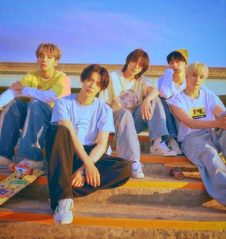 Оиши свободный. Ёнбины тхт. Фотосессия класса в школе 9 -11типо крутые. Ёнбины txt фф. Enhypen группа сону.