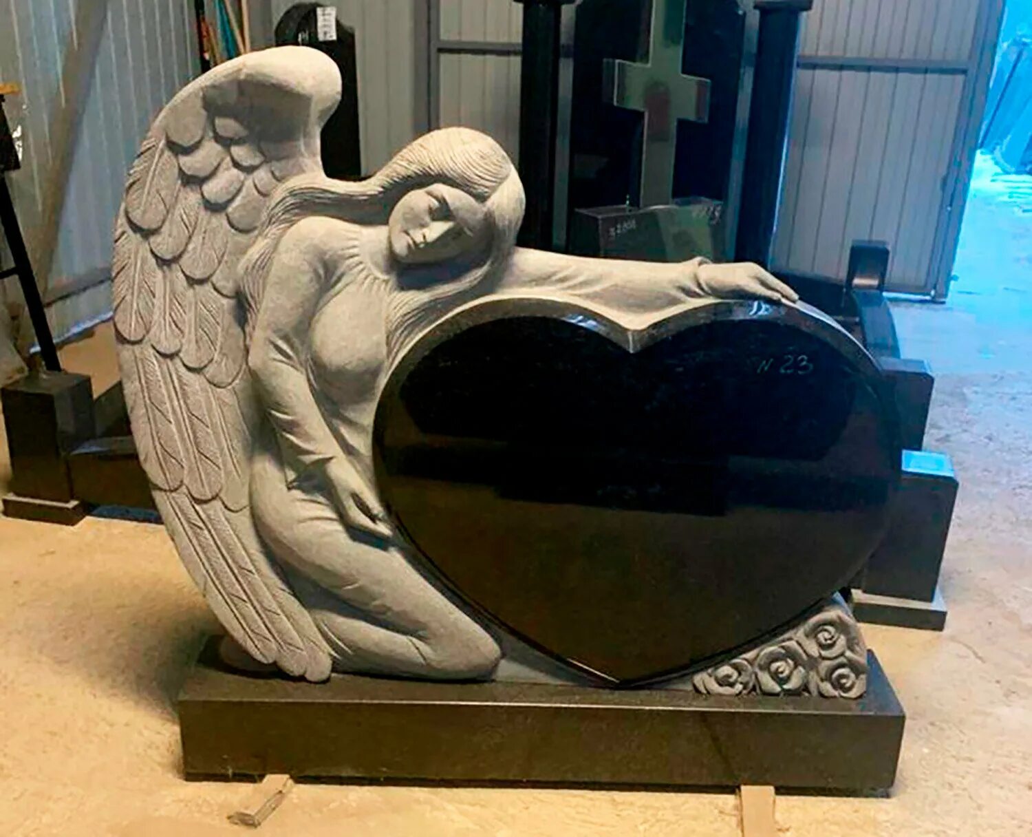 Памятник гранит. Изготовление памятников г. Надгробие сбоку могилы. Изготовление памятников г. Памятники на могилу.