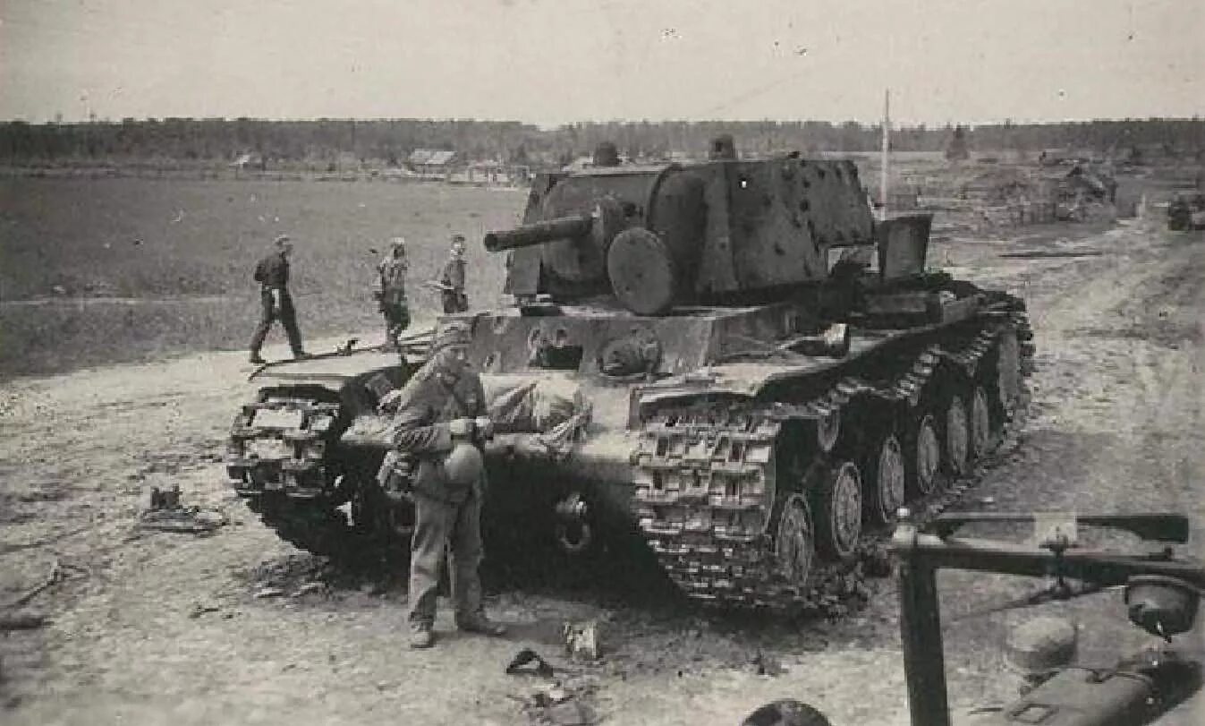 Какие танки были в начале войны. Кв 1 во второй мировой войне. Кв 1 1941. Подбитый танк кв 1. Танк кв-1 в бою.