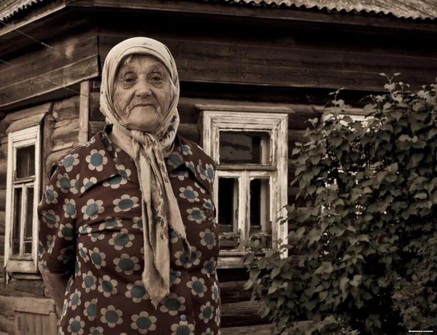 Бабушка в деревне. Бабушка из деревни. Старушка у дома. Старушка в деревне. Гроза бабушек