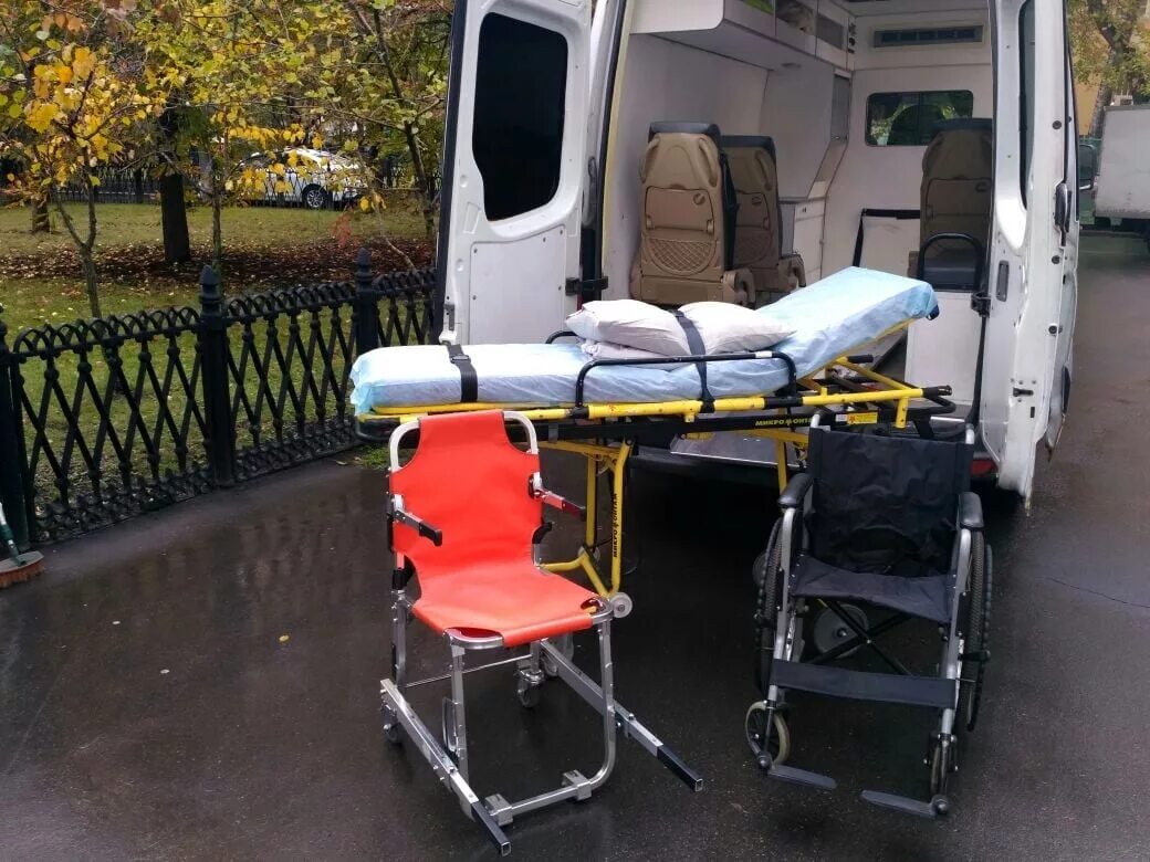 Перевозка лежачих больных в москве из больницы. Машина для транспортировки лежачих больных. Транспорт для перевозки инвалидов. Автомобиль для перевозки лежачих больных. Медицинское оборудование для инвалидов и лежачих больных.