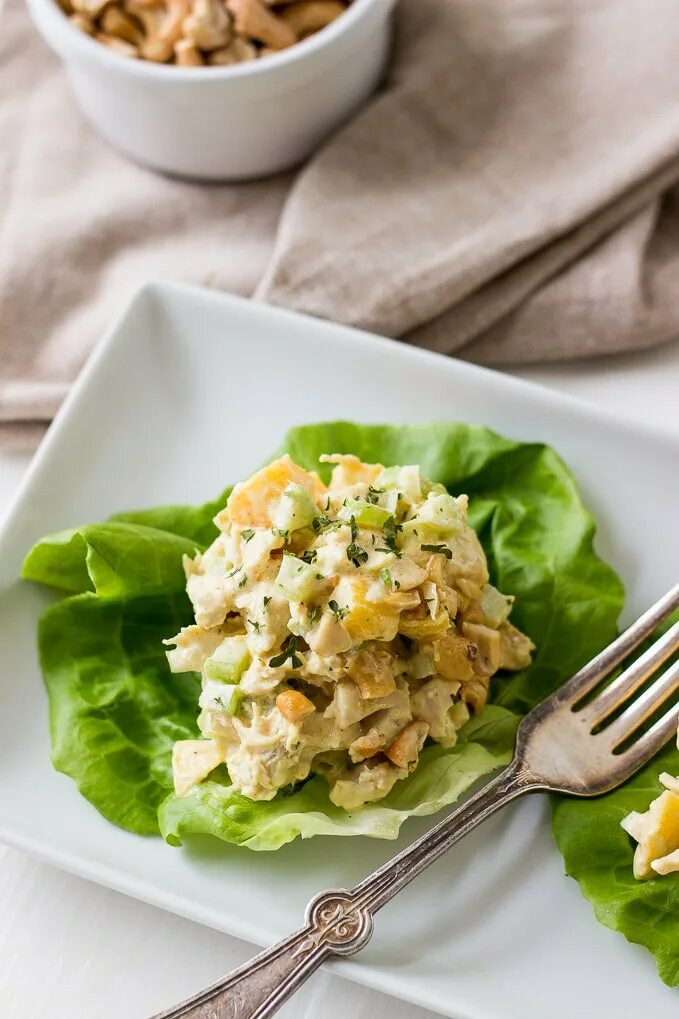 Салат с курицей и рисом. Салат Чикен карри. Салат с ананасом. Салат с ананасом и курицей. Садат Скурицей и ананасами.