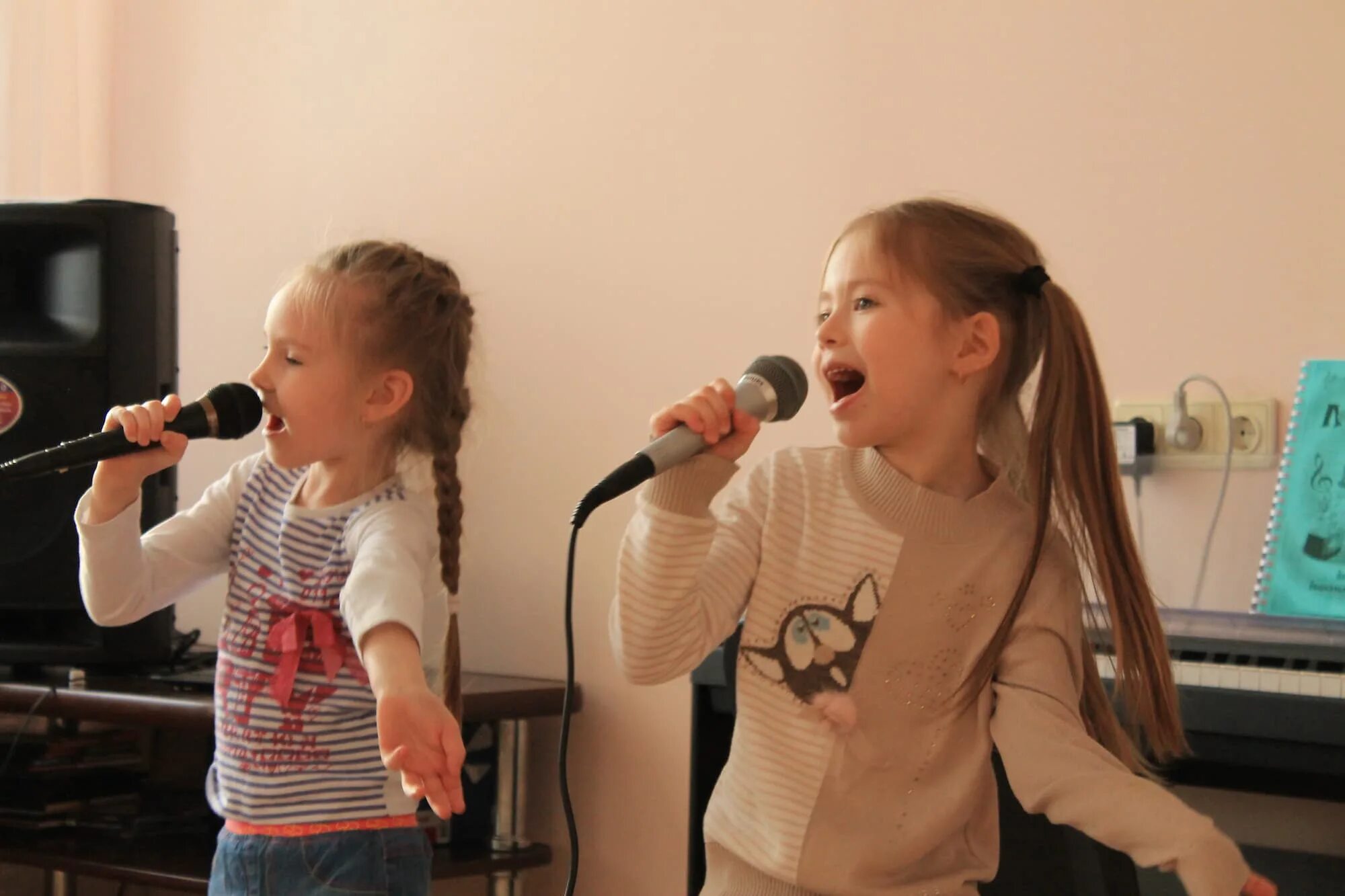 Музыкальные уроки пения. Вокал дети. Занятия по вокалу для детей. Дети поют. Дети вокалисты.