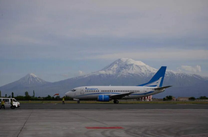 Ереван air. Авиакомпания Армения Boeing 737. Боинг 737 Армения авиакомпания. Боинг 737 армянские авиалинии. Armenia Aircompany самолеты.