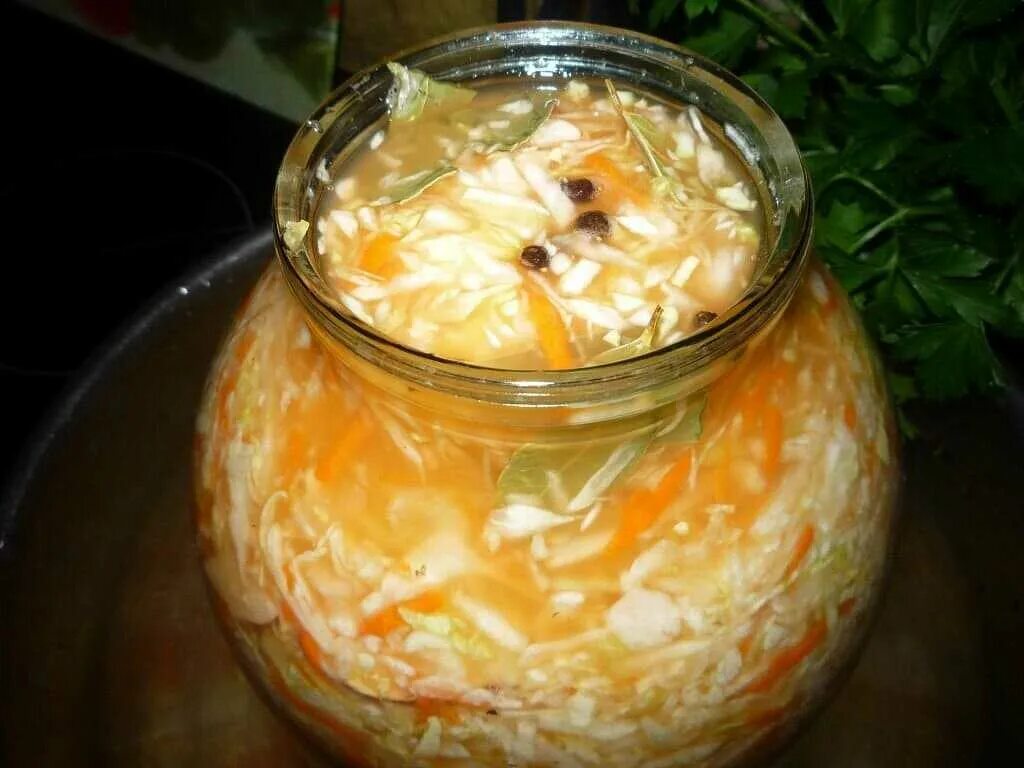 Квашеная капуста рассол. Вкусная квашеная капуста. Вкусная хрустящая квашеная капуста в рассоле. Квашеная капуста на зиму
