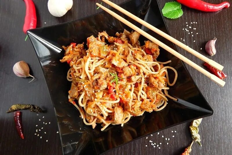 Лапша вок рецепт с курицей и овощами. Лапша вок фунчоза. удон фунчоза wok. удон с фунчозой и курицей. что такое лапша wok фунчоза.