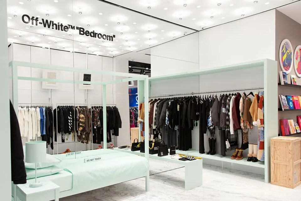 Monochrome магазин. Бутик off White. Магазин off White в ЦУМЕ. Off White магазин в Москве. Магазин off Store.