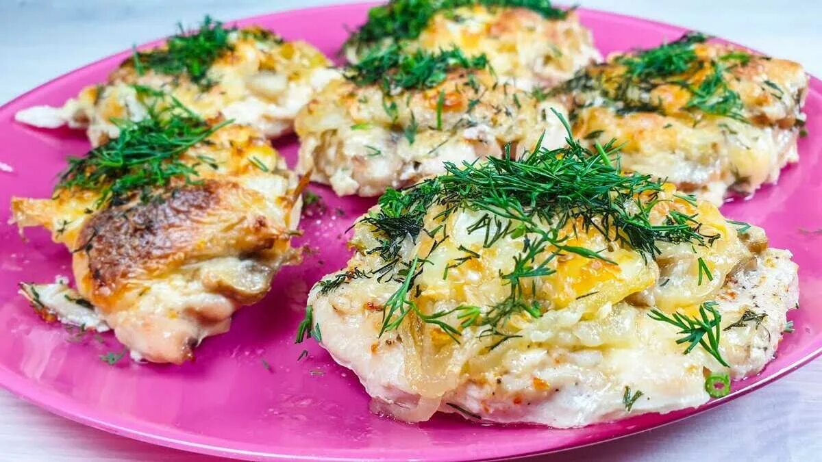 Куриное мясо с грибами в духовке. Куриное филе с грибами и сыром. Куриная грудка с грибами и сыром в духовке. Куриная грудка с шампиньонами в духовке. Куриное филе запеченное с грибами.