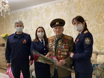 Сотрудники поздравили ветеранов