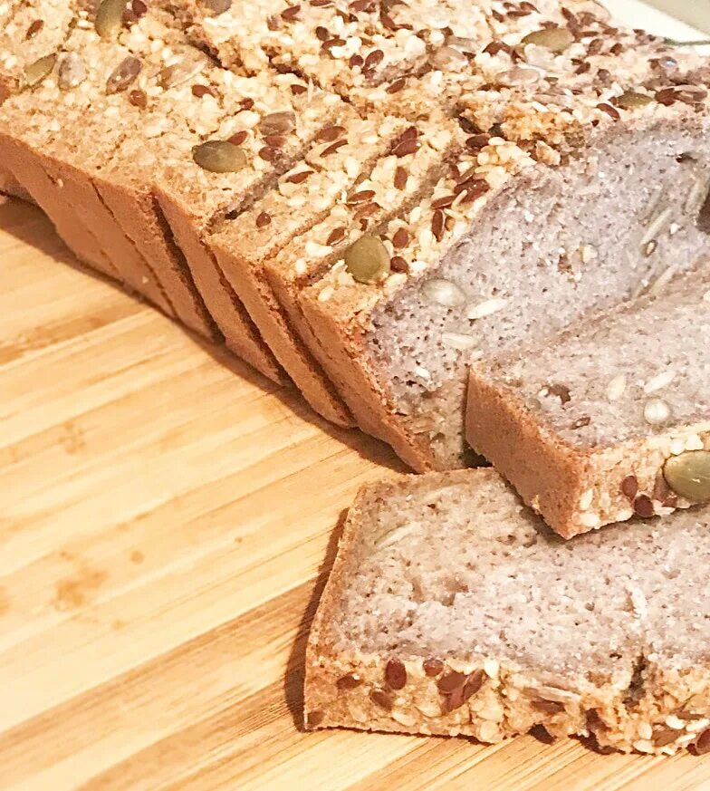 Хлеб из зеленой гречки фото. Хлебцы из пророщенной гречки. Безглютеновый хлеб из зеленой гречки. Хлеб из гречки. Хлебцы гречневые.