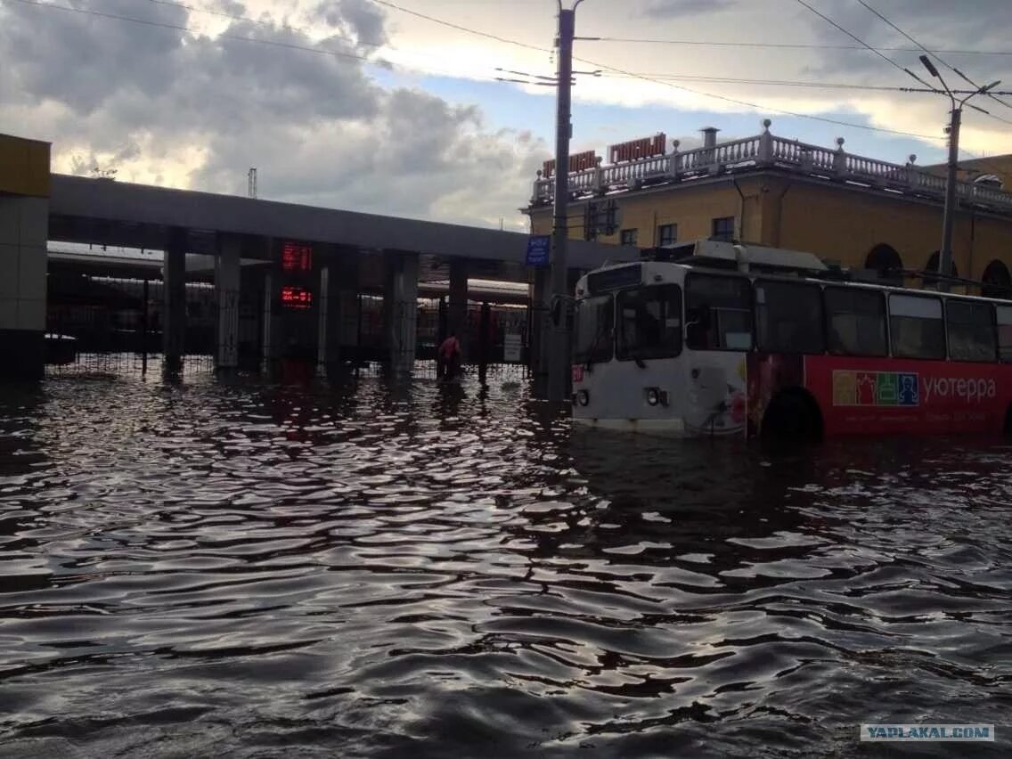 Ярославль главный затопило. Наводнение Ярославль в Ярославле. Потоп в Ярославле. Ливень в Ярославле. Затопит ли вокзал
