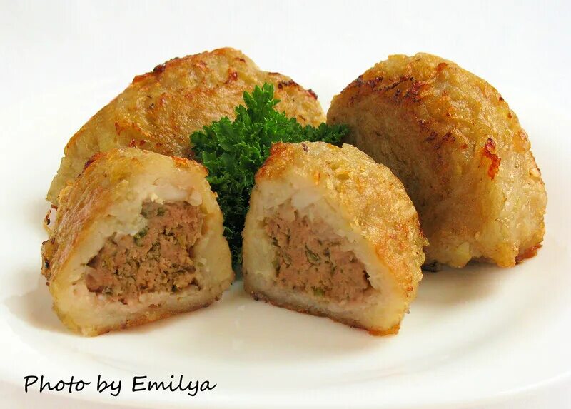 Картошка с фаршем колдуны. Белорусская кухня колдуны. белорусские картофельные колдуны. белорусские колдуны из картофеля с фаршем. национальное блюдо белоруссии колдуны.