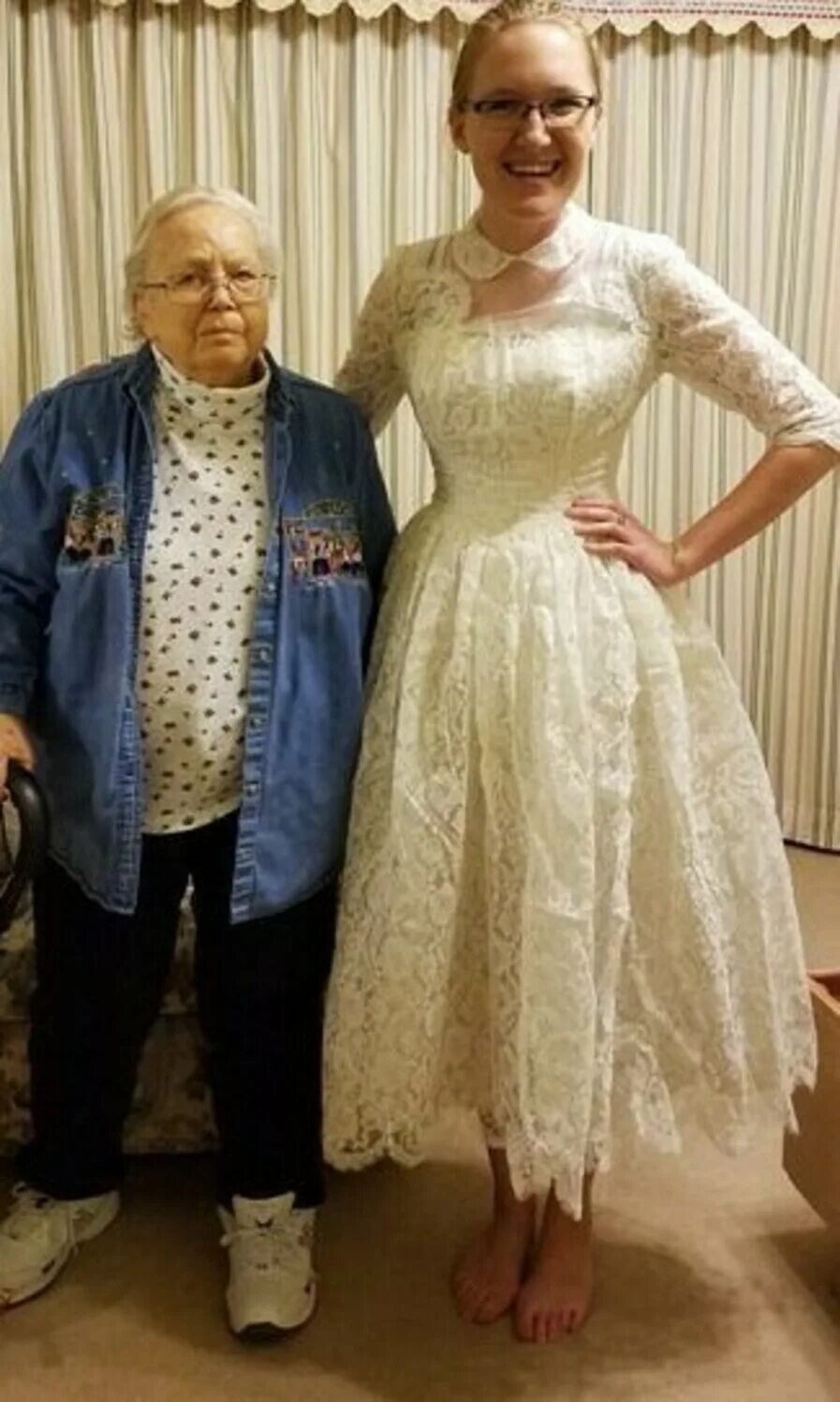 Бабушка в свадебном платье. Бабушкино свадебное платье. Бабушка в платье. Платье наших бабушек.