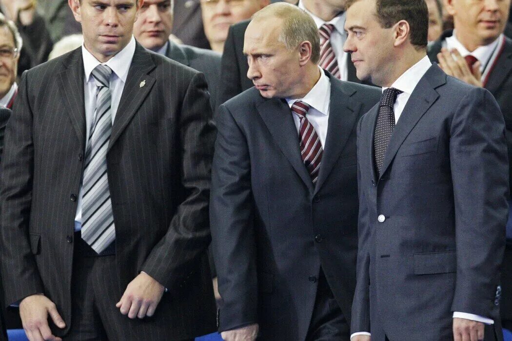 Где найти политиков. Фото Путина с Медведевым.