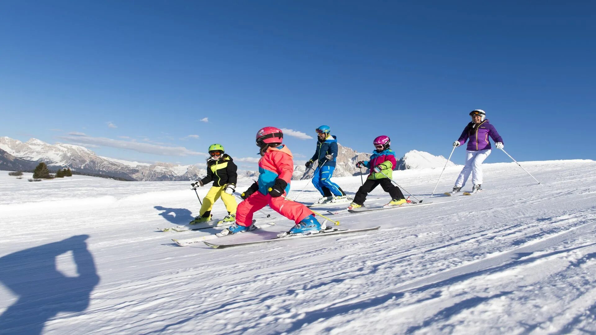 Skiing holiday. Катание на лыжах. Дети на лыжах. Катание на лыжах в школе. Горнолыжный туризм в сентябрь.