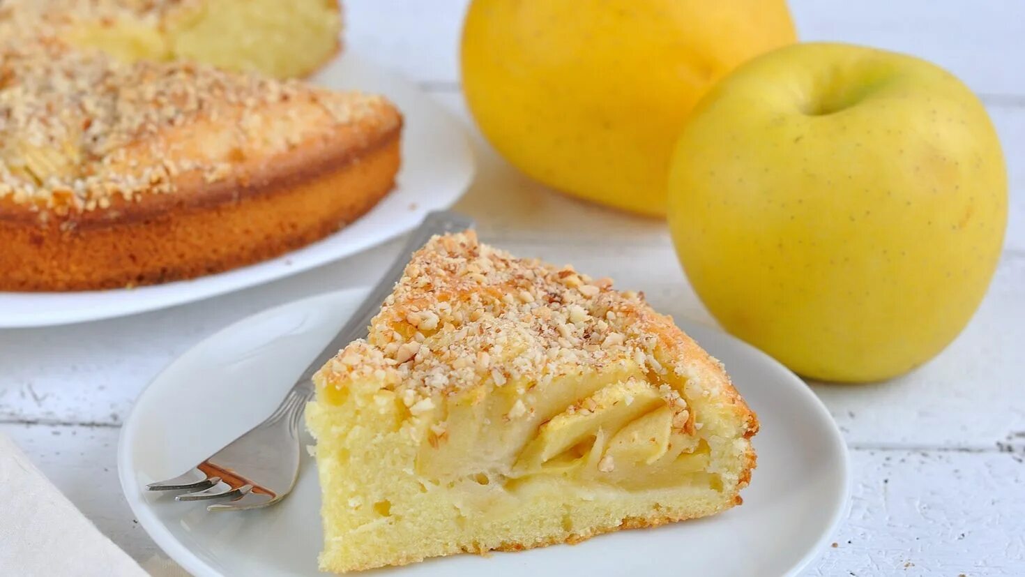 Пирог со сметаной и сливочным маслом. Шарлотка с яблоками на сметане. пирог с яблоками и сметаной. яблочный пирог на сметане. яблочный пирог на сметане в духовке.
