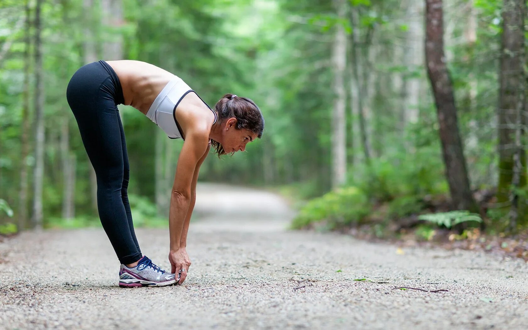 Go warm up. Спорт на природе. Разминка. Спортивные упражнения. Занятие спортом на природе.