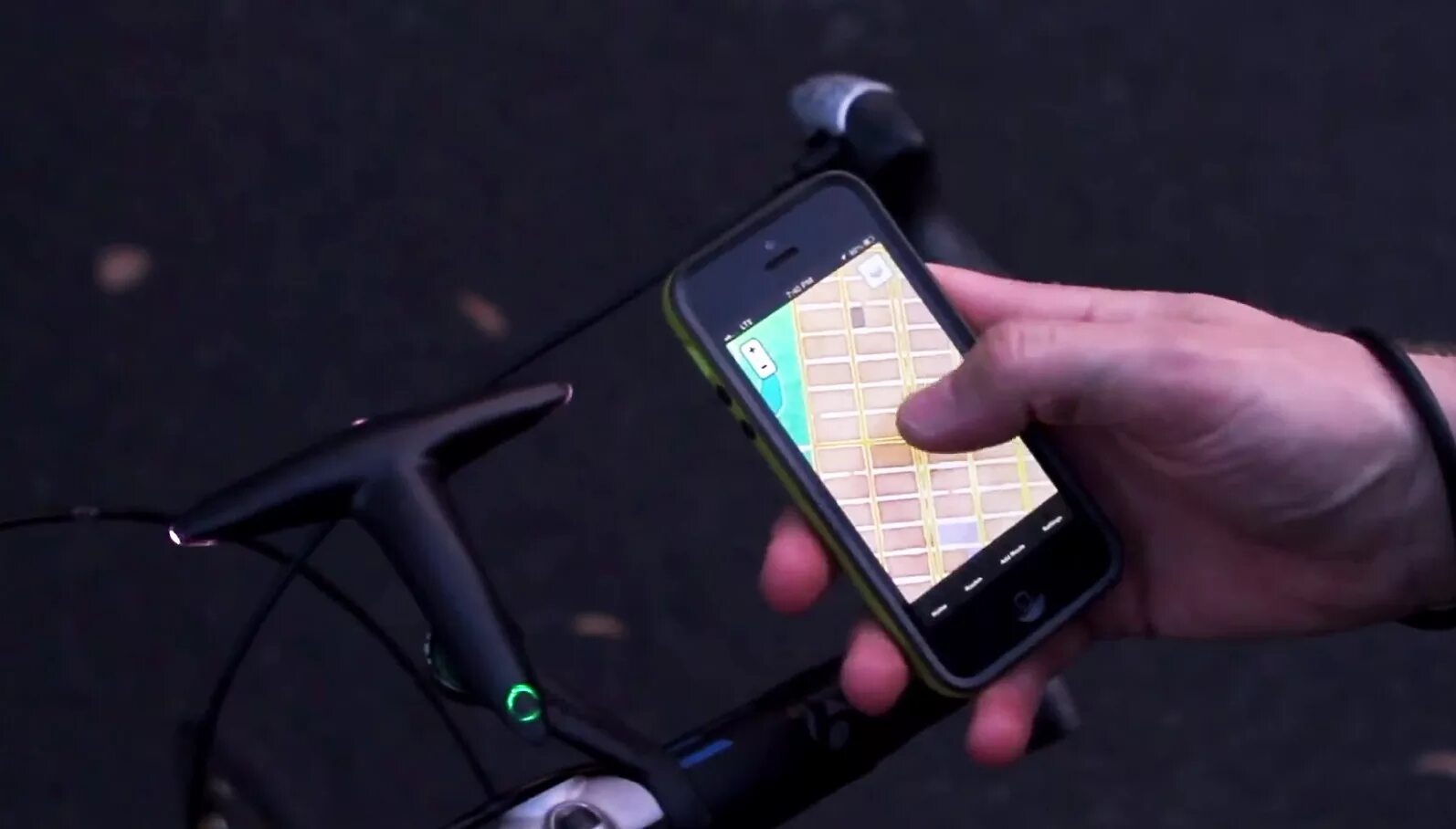 Велосипедный навигатор для андроид. Приложение для велосипедистов iphone. Телефон в руки с навигатором велосипед. Велогаджеты.