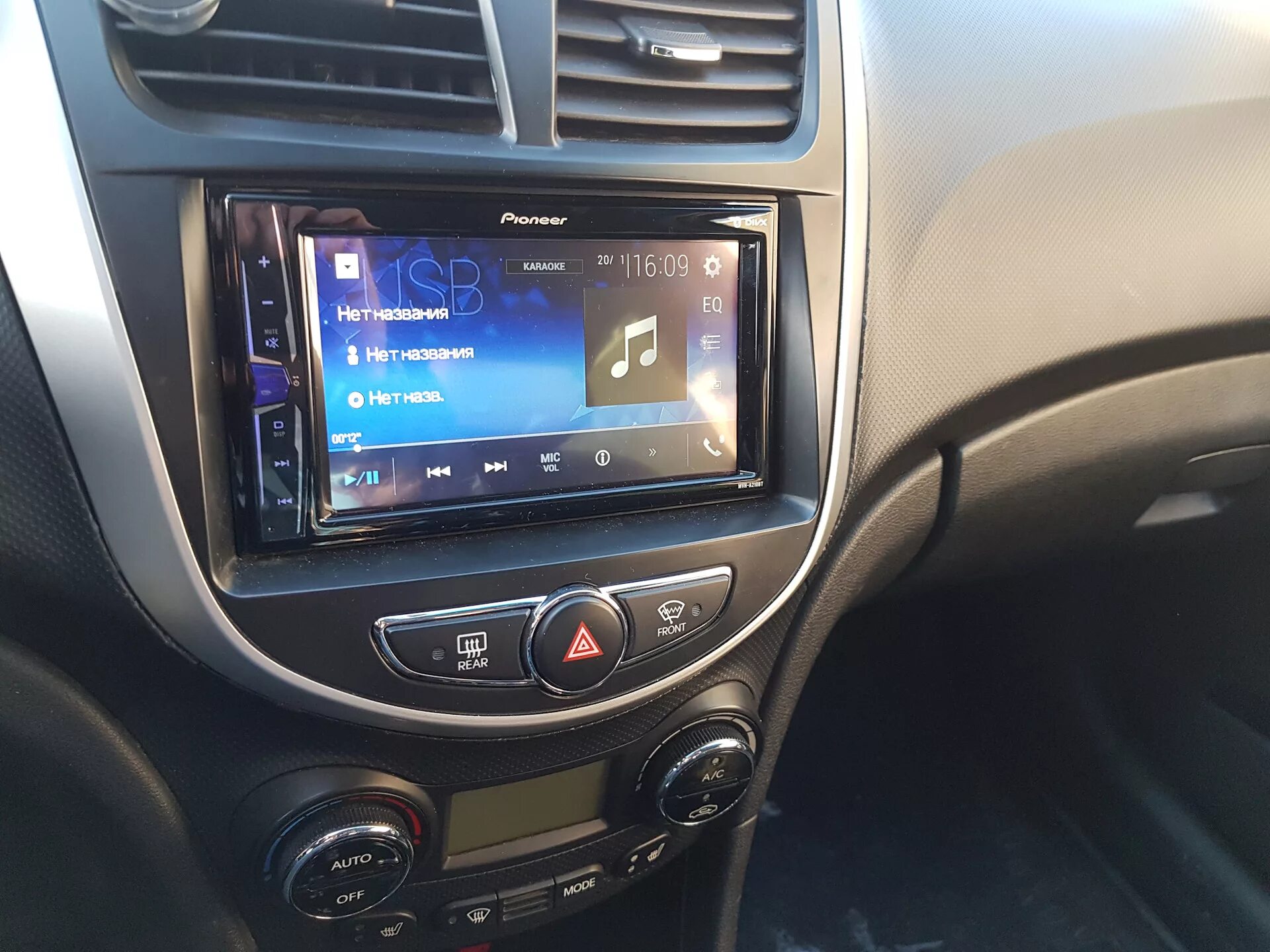 Магнитолу установить солярис. Магнитола 2 din солярис 2. 2din магнитола hyundai solaris.