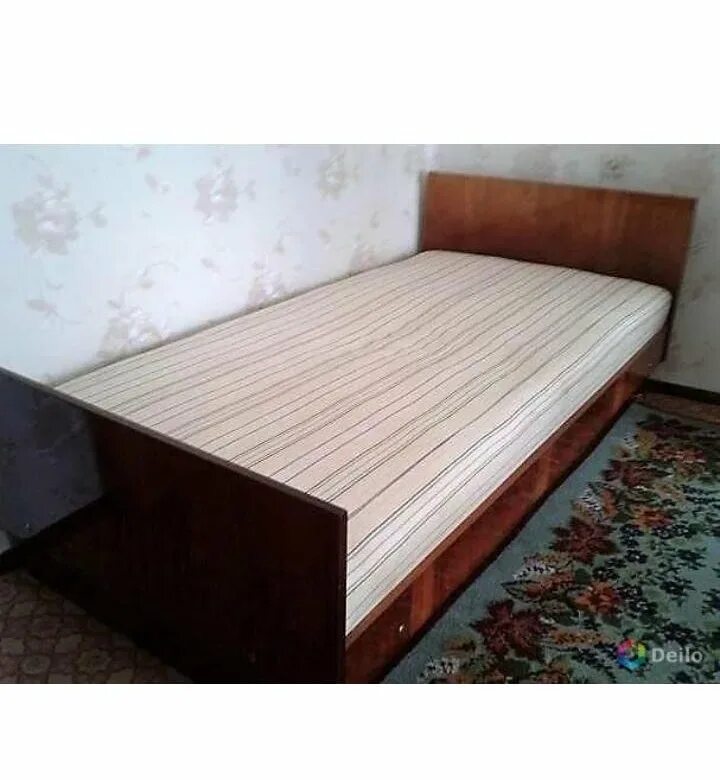 Продажа бу кровати. Советская кровать деревянная. Советская двуспальная кровать. Советская кровать полуторка. Старая Советская кровать.