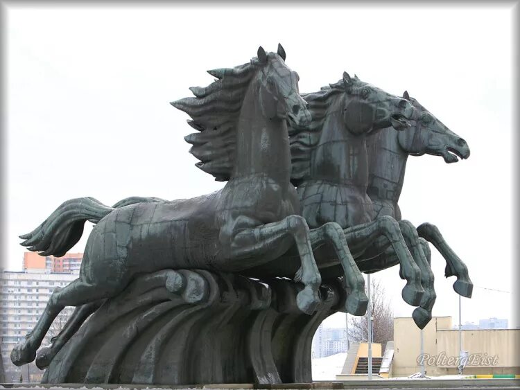Фонтан лошади Церетели Битца. КСК Битца фонтан. Церетели статуя фонтан тройка Битца. Битца скульптура лошади.