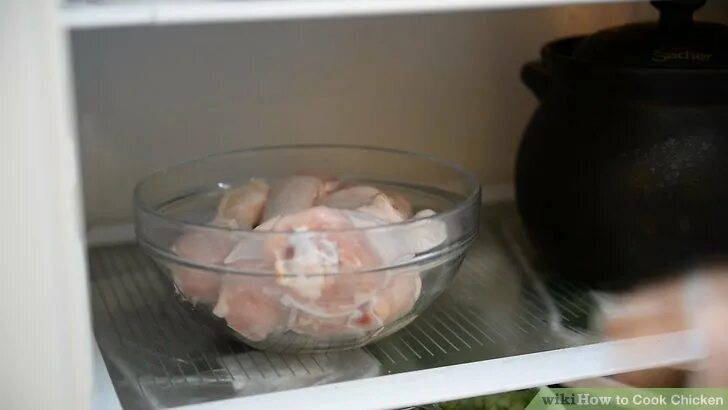 Вареная курица в холодильнике. Курятина в холодильнике. Курочка в холодильнике. Курица завершилась в холодильнике.