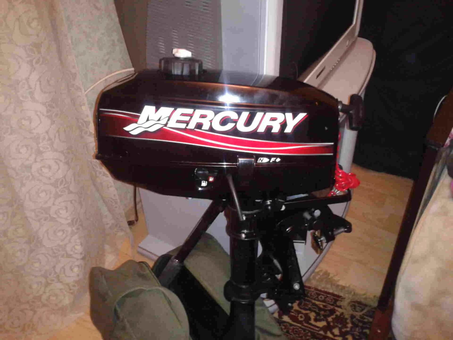 Mercury me 3.3. Лодочный мотор Mercury 3 цилиндровый. Мотор Меркури 3.3. Лодочный мотор меркурий 3.3