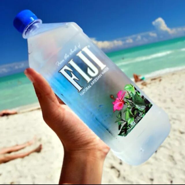 Fiji вода. Бутылка воды Fiji. Бутылка воды Фиджи. Фиджи напиток.