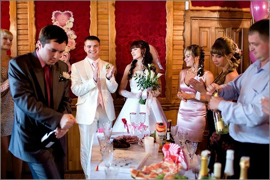 Сколько празднуют свадьбу в россии. Бюджетная свадьба. Свадебный вечер. Бюджетная свадьба фото. Бюджетная фотосессия свадьбы.