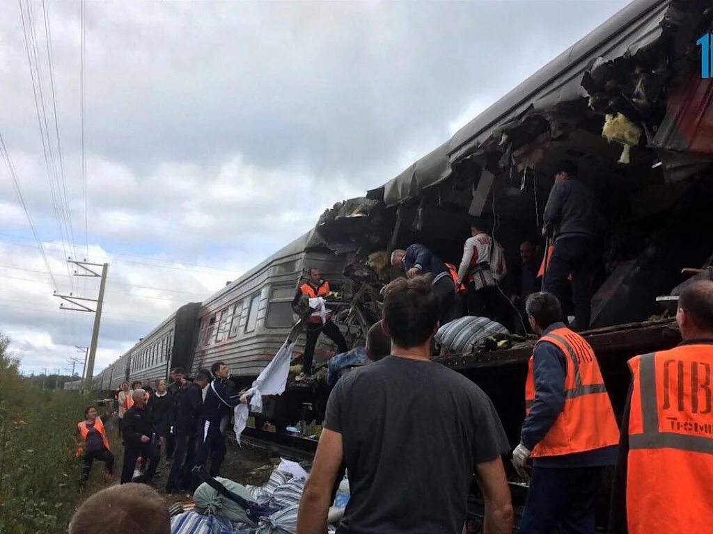 Движение поезда нижневартовск. Столкновение поезда Адлер Нижневартовск. Поезд Адлер-Нижневартовск авария. КАМАЗ врезался в поезд Нижневартовск. Авария поезда Москва Адлер.