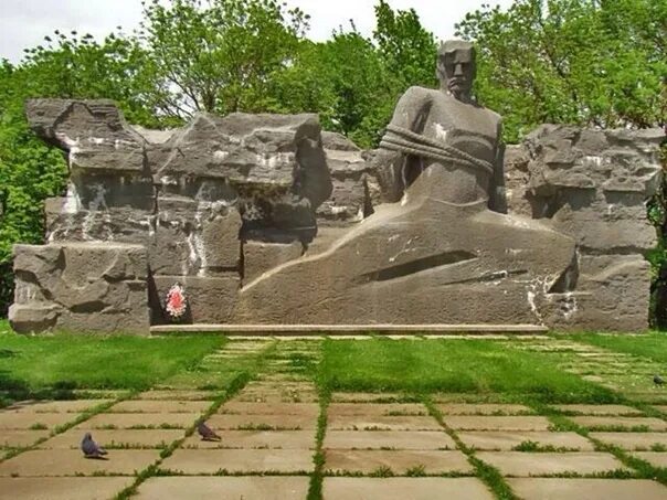 Лермонтову в ставрополе. Памятник м ю лермонтову в пятигорске. Памятники города ставропольского края. Памятник лермонтова в ставрополе. Вечный огонь изобильный.