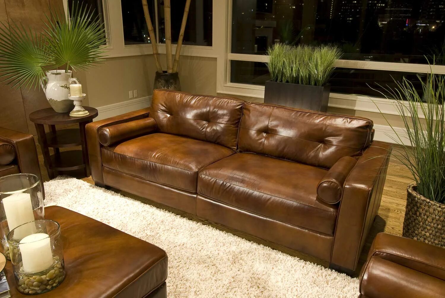 Кожаный диван. Шикарный кожаный диван. Коричневый кожаный диван в интерьере. Красивые кожаные диваны.