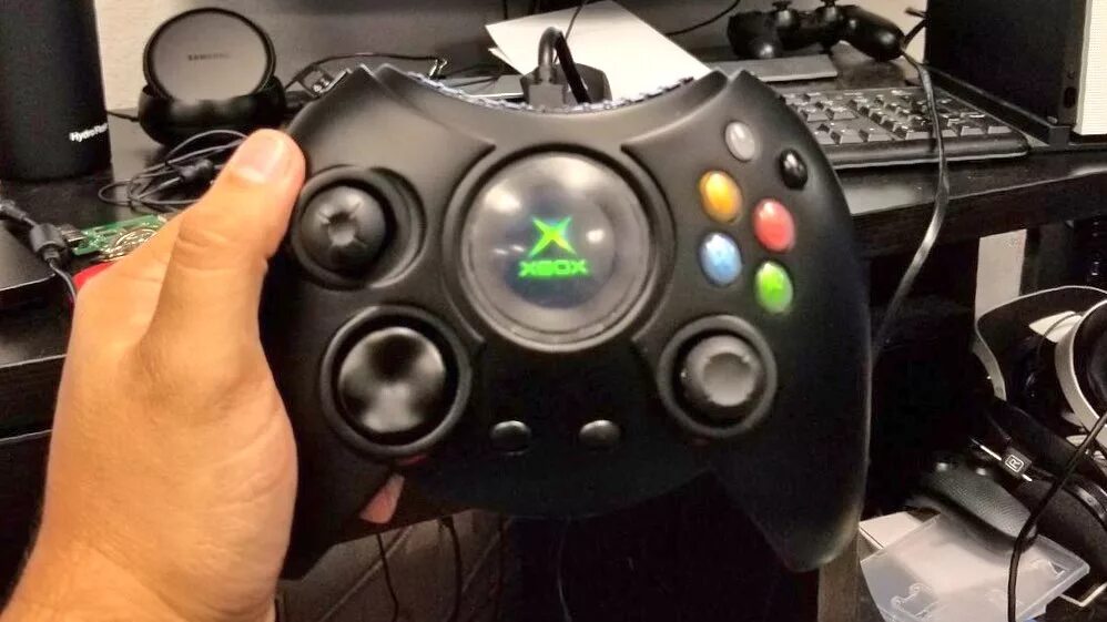 Как сделать русскую озвучку на xbox. Xbox 360 контроллер оригинал. xbox original duke. xbox original gamepad. xbox one s геймпад оригинал.