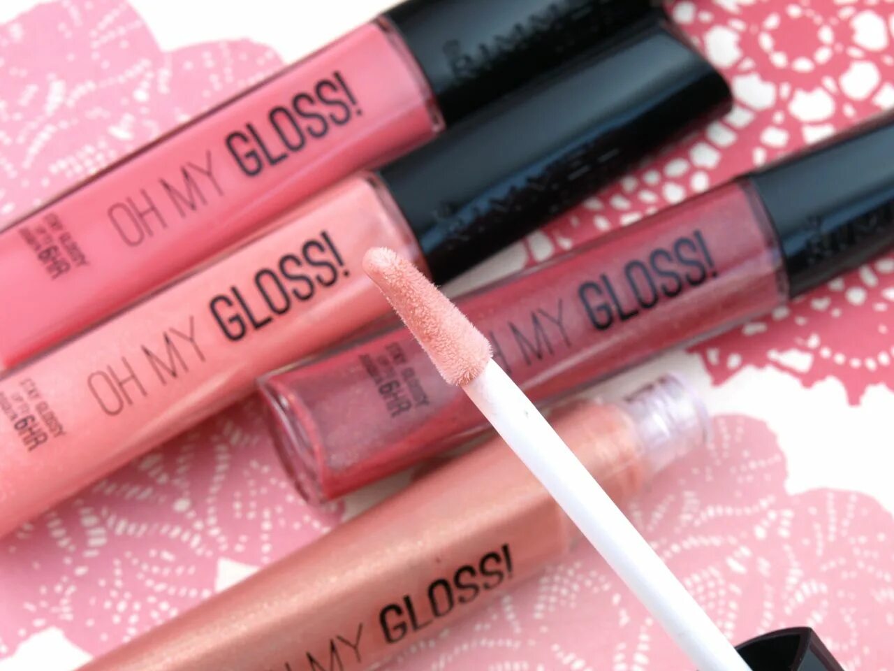 Rimmel London блеск для губ. Блеск для губ риммель Глосс. Блеск для губ Oh my Gloss Rimmel. Rimmel London блеск для губ свотчи.