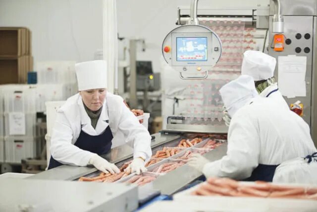 Требуется клину. Ао &quot;мясокомбинат клинский&quot;. клинский мясокомбинат. колбасный цех. мясокомбинат клинский завод в клину. упаковщик на мясокомбинат.