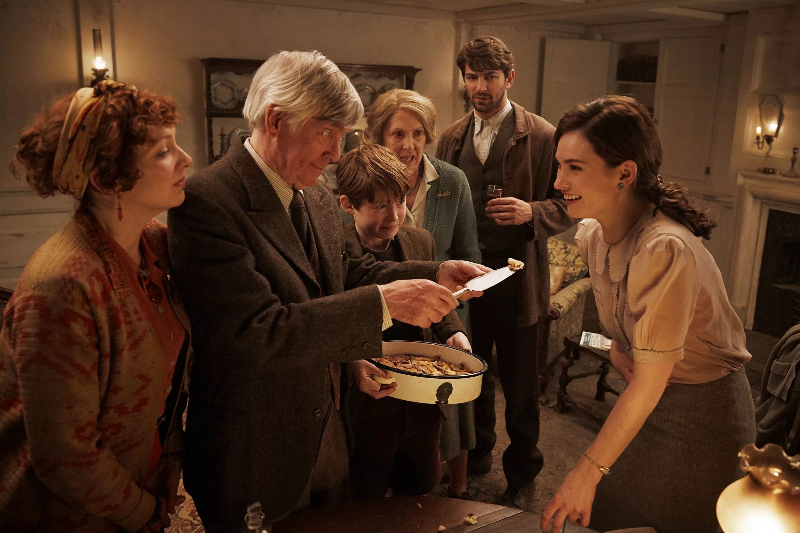 Общество любителей книг. The Guernsey Literary and Potato Peel pie Society (2018).