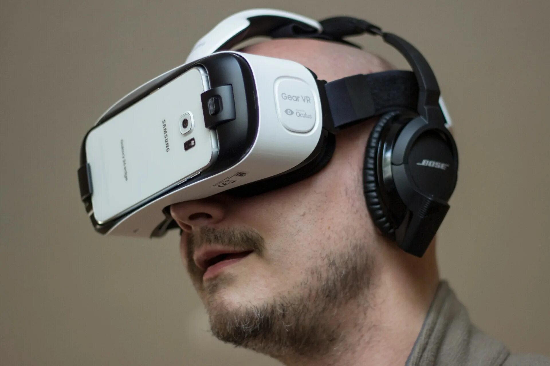 Vr edging. Samsung Gear VR. Очки виртуальной реальности самсунг Gear VR. Samsung s 6 Gear VR. Шлем виртуальной реальности от Samsung.