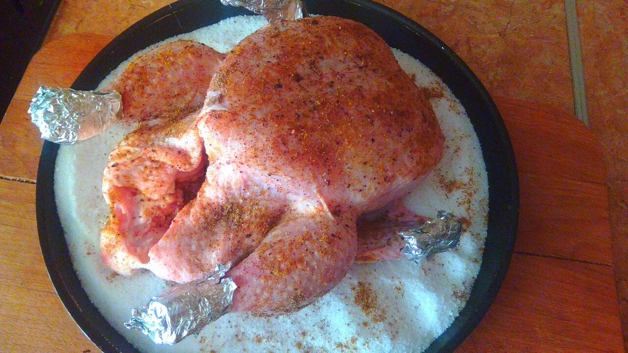 Как сделать корочку на курице. Курица на соли в духовке целиком. Курочка на соли в духовке. Курица в духовке на соли целиком с хрустящей корочкой.
