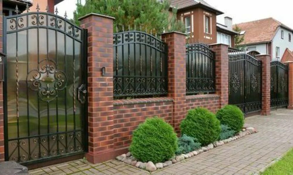 Перед калиткой. Фасадный забор. Красивый фасадный забор. Красивый забор. Красивый забор с автоматическими воротами.