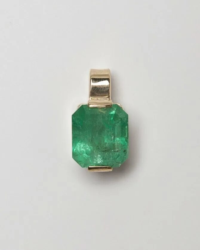 Ненастоящий изумруд. Как отличить изумруд. Молодой изумруд берилл. Изумруд настоящий и искусственный. Ud 7882(1)изумруд.