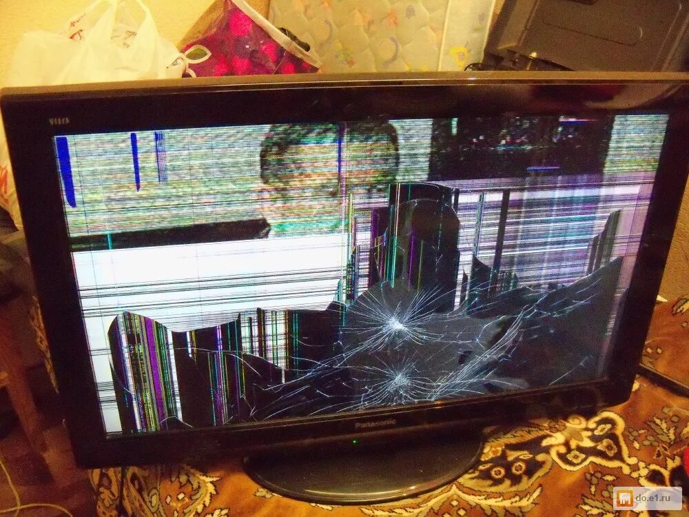Починить разбитый телевизор. Разбитый монитор самсунг с24. Разбита матрица на телевизоре. Телевизор с разбитой матрицей. Матрица ЖК телевизора.
