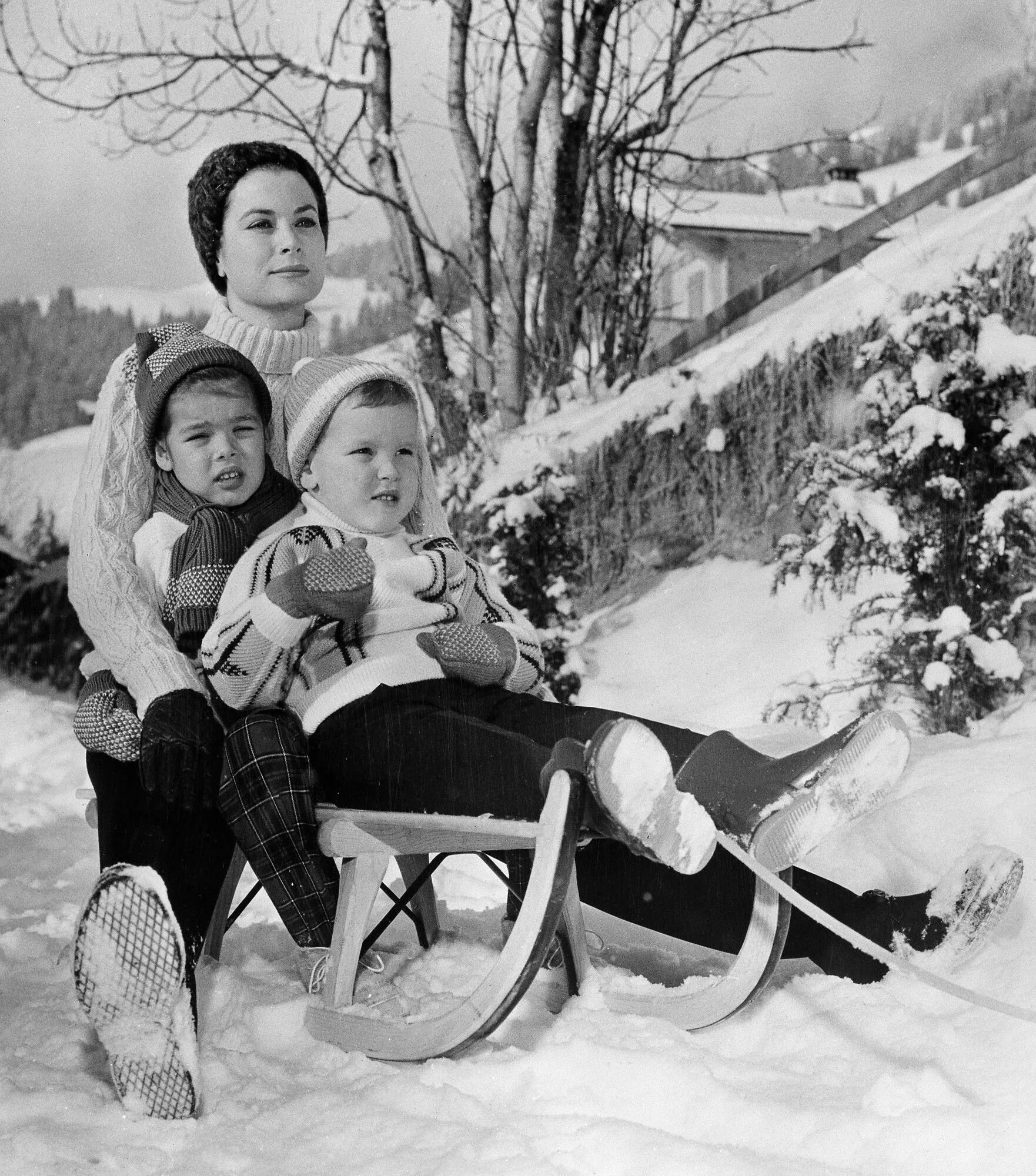 Дети грейс келли. Принцесса Монако Грейс Келли. Грейс Келли с детьми. Дети Грейс Келли фото. Дети принцессы Монако Грейс Келли.