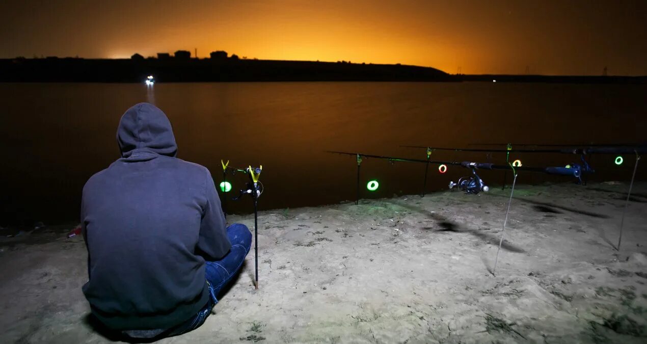 Спиннинг воблер ночной судак. Ночная рыбалка на спиннинг. Рыбак спиннингист. Можно ли ловить ночью. Ночная ловля.