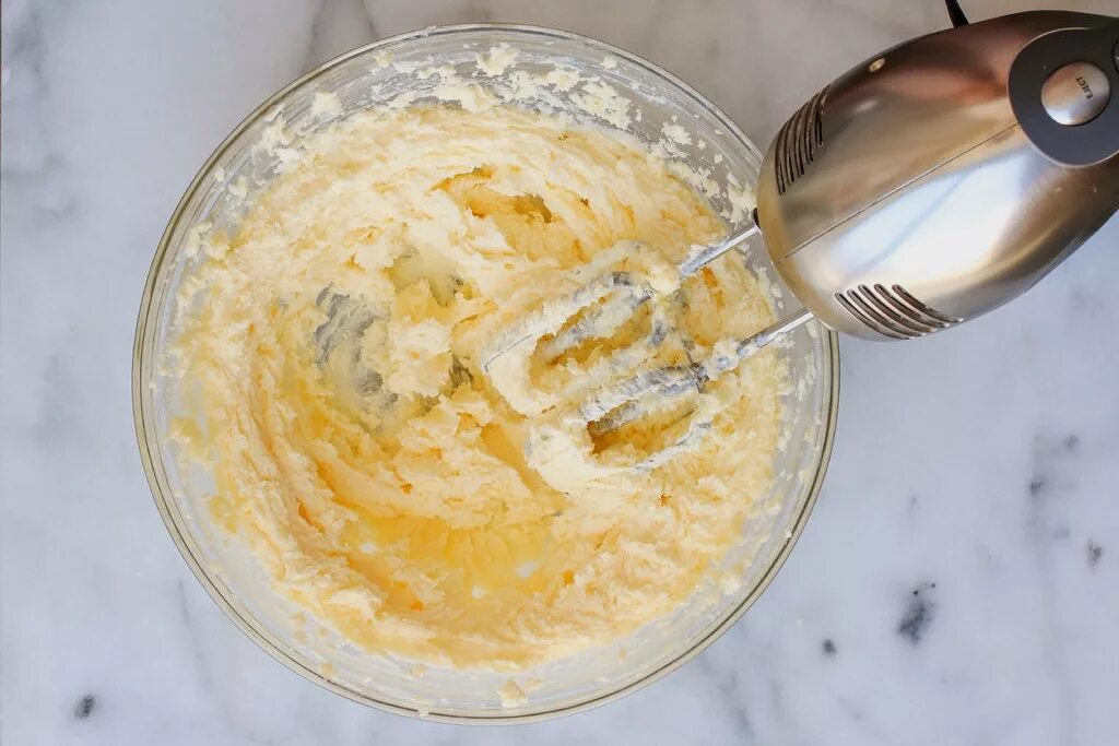 Сливочный крем. Взбитый крем. Крем для торта со сгущенкой. Взбитое масло со сгущенкой. Взбить масло со сгущенкой миксером.