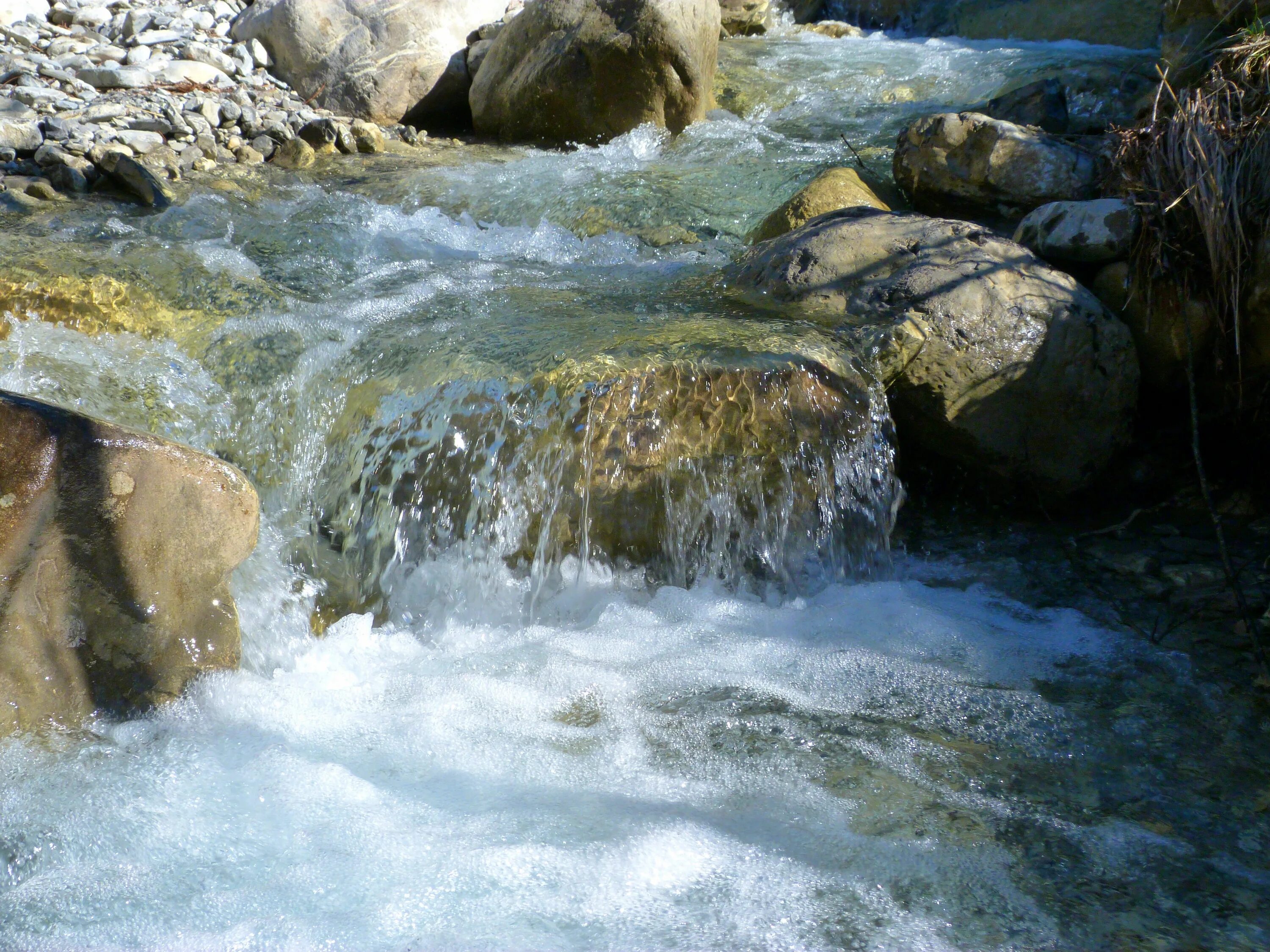 Ручей (Водный поток). Горные реки водоворот. Водоемы и водотоки. Весенние потоки воды. Приснилось вода течет